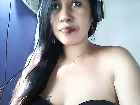 layanah12 online show from 04/10/26, 12:21