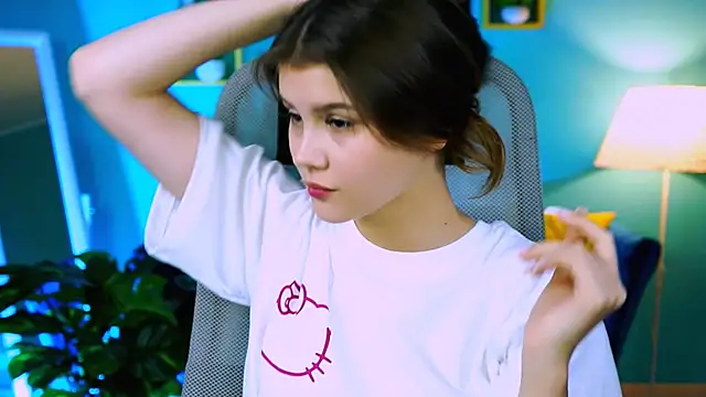 EvaThopson online show from 10/14/25, 12:06