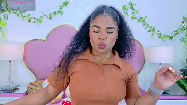 NahiaraReina online show from 11/01/25, 01:46