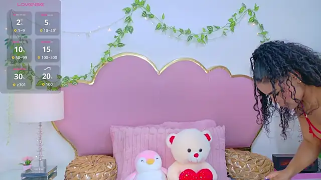 NahiaraReina online show from 11/28/25, 01:25