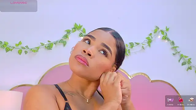 NahiaraReina online show from 12/04/25, 01:42