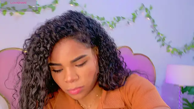 NahiaraReina online show from 12/16/25, 02:44