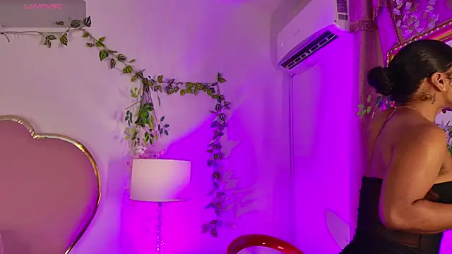 NahiaraReina online show from 05/23/26, 01:48