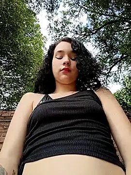 sweet outdoor charm online show from 11/23/25, 07:35