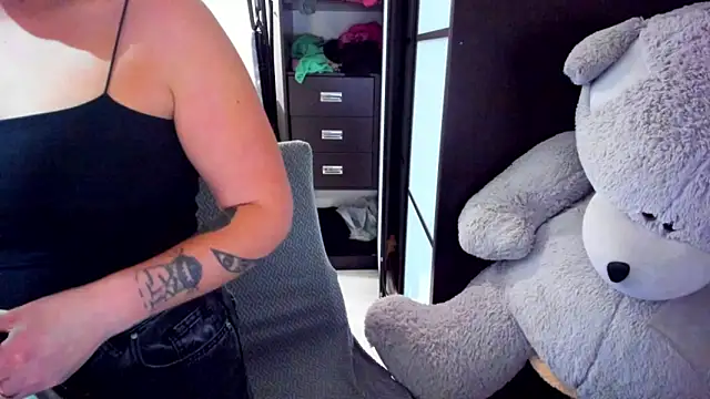 Ashley Rous online show from 10/22/25, 05:02