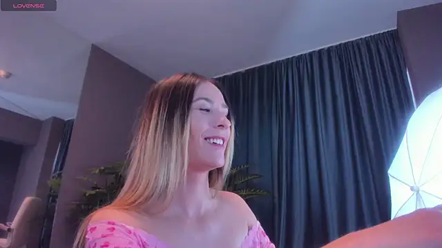 Snapshot of LaurynCopper chatting on 02/20/26, 07:10 LaurynCopper online show from 02/20/26, 07:10