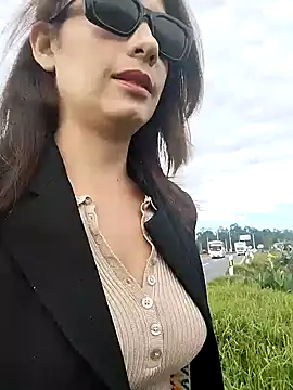 Snapshot of Alysson-- chatting on 01/02/25, 12:46 Alysson-- online show from 01/02/25, 12:46