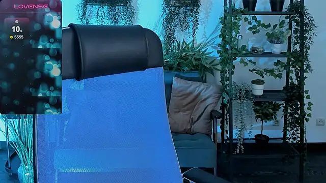 Snapshot of Elainebeness chatting on 12/21/25, 04:19 Elainebeness online show from 12/21/25, 04:19