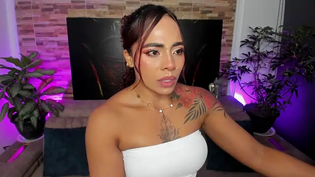 Snapshot of emilyfitness chatting on 06/11/26, 12:32 emilyfitness online show from 06/11/26, 12:32