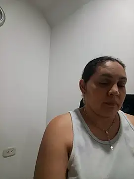 Snapshot of MirandaSoto chatting on 09/17/25, 04:03 MirandaSoto online show from 09/17/25, 04:03