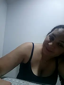 Snapshot of MirandaSoto chatting on 10/18/25, 03:42 MirandaSoto online show from 10/18/25, 03:42