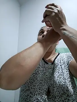 Snapshot of MirandaSoto chatting on 10/20/25, 03:51 MirandaSoto online show from 10/20/25, 03:51