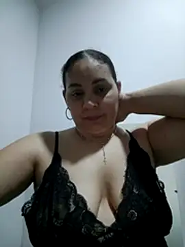 Snapshot of MirandaSoto chatting on 10/25/25, 04:20 MirandaSoto online show from 10/25/25, 04:20