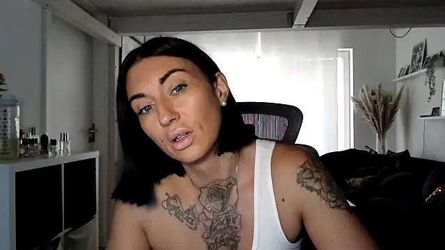 IntiMia online show from 10/13/25, 07:08