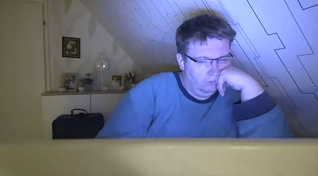 Snapshot of der_alex38 chatting on 02/09/25, 10:32 der alex38 online show from 02/09/25, 10:32