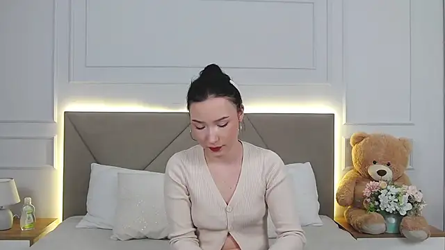 LeilaLow online show from 12/17/24, 12:00