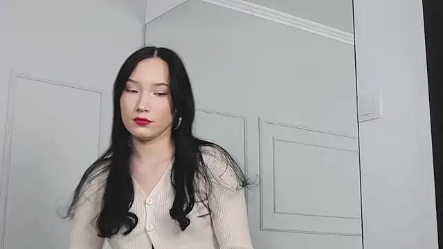 LeilaLow online show from 12/25/24, 12:05