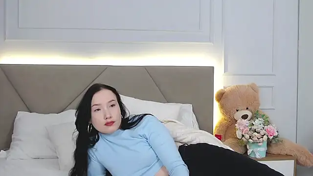 LeilaLow online show from 02/25/25, 12:13