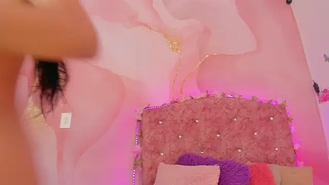 Snapshot of Bella__sweet chatting on 12/14/24, 07:03 Bella sweet online show from 12/14/24, 07:03