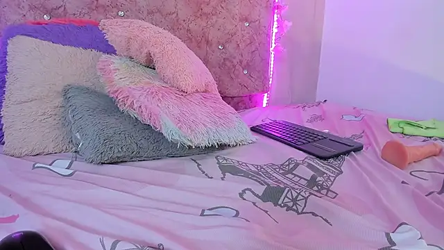 Snapshot of Bella__sweet chatting on 02/09/25, 12:49 Bella sweet online show from 02/09/25, 12:49