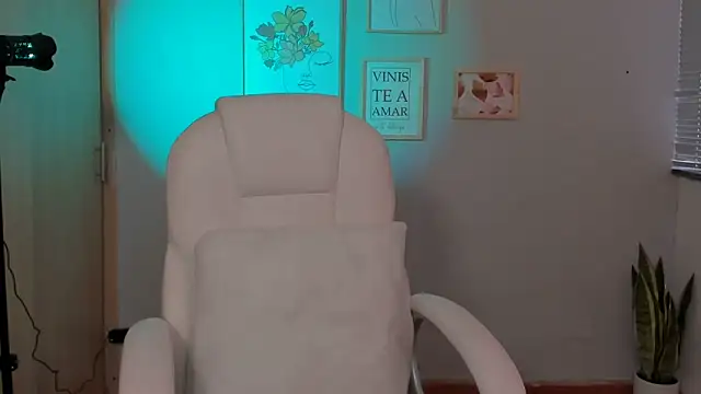 Elena Ruiz online show from 01/05/25, 09:57