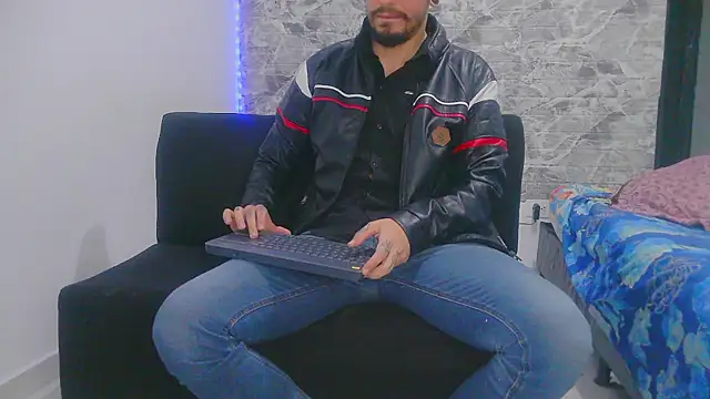 Aaron kwok28 online show from 12/20/24, 03:03