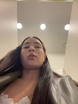 Snapshot of Holly_Play chatting on 04/24/26, 11:45 Holly Play online show from 04/24/26, 11:45