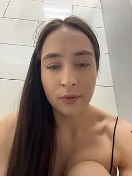 Snapshot of Holly_Play chatting on 06/18/26, 09:14 Holly Play online show from 06/18/26, 09:14