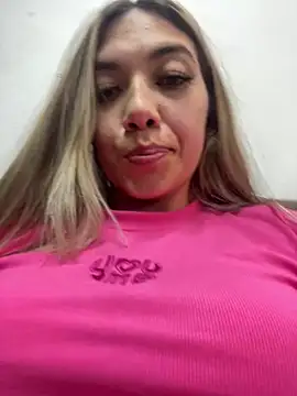 Snapshot of Iris_lee chatting on 02/14/25, 10:14 Iris lee online show from 02/14/25, 10:14