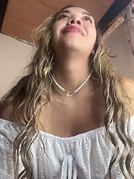 Snapshot of Iris_lee chatting on 03/13/25, 07:39 Iris lee online show from 03/13/25, 07:39