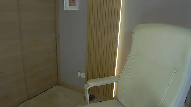 Snapshot of Alessia-miller_ chatting on 03/17/25, 09:55 Alessia-miller online show from 03/17/25, 09:55