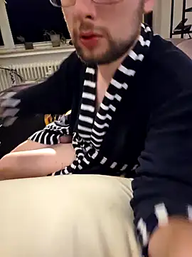 Snapshot of tipico0799 chatting on 10/05/25, 05:06 tipico0799 online show from 10/05/25, 05:06