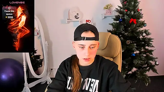 Dolly  Queen  online show from 12/16/24, 08:16