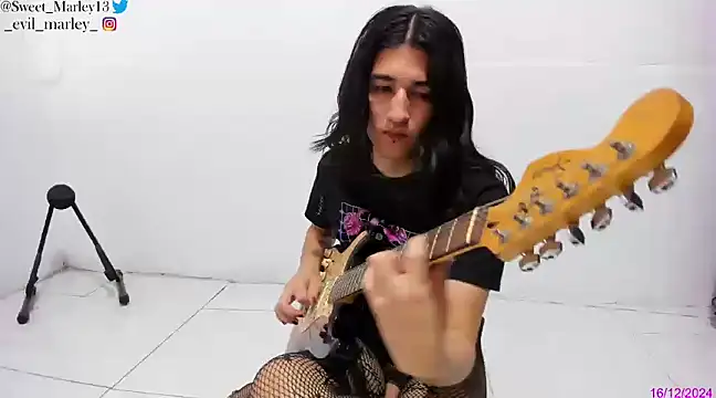 Snapshot of Evil_Queen13 chatting on 12/16/24, 01:22 Evil Queen13 online show from 12/16/24, 01:22