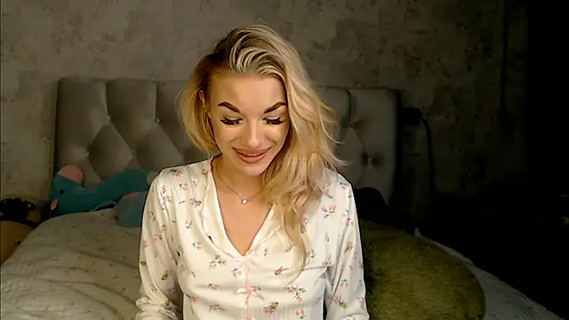 Ella Milla online show from 03/08/26, 08:56