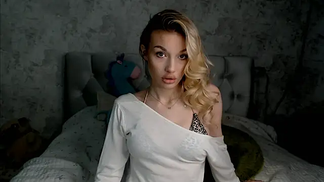 Snapshot of Ella_Milla chatting on 06/05/26, 02:12 Ella Milla online show from 06/05/26, 02:12