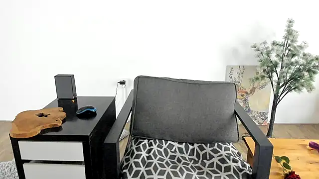 MendiPetite online show from 03/18/25, 09:32