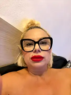 Snapshot of luna_14 chatting on 09/27/25, 06:57 luna 14 online show from 09/27/25, 06:57