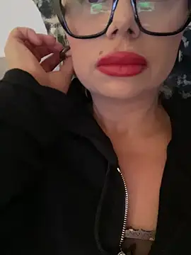 Snapshot of luna_14 chatting on 10/14/25, 06:58 luna 14 online show from 10/14/25, 06:58