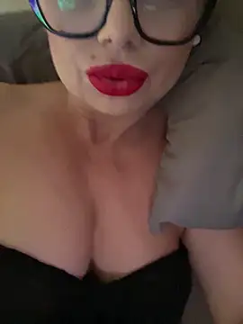 Snapshot of luna_14 chatting on 11/15/25, 01:29 luna 14 online show from 11/15/25, 01:29