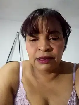 Snapshot of _violetta_- chatting on 09/18/25, 01:02  violetta - online show from 09/18/25, 01:02