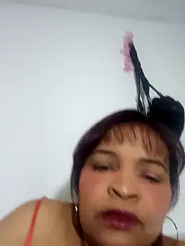 Snapshot of _violetta_- chatting on 10/04/25, 07:34  violetta - online show from 10/04/25, 07:34