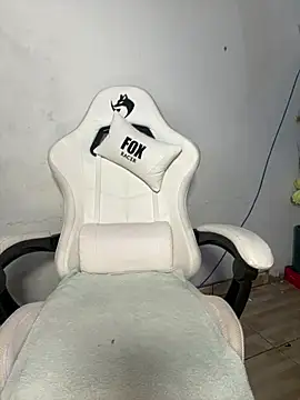 Snapshot of RuivaRaposinha chatting on 03/05/25, 02:12 RuivaRaposinha online show from 03/05/25, 02:12