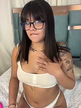 Snapshot of honeyy_mia chatting on 10/15/25, 05:29 honeyy mia online show from 10/15/25, 05:29