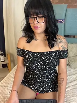 Snapshot of honeyy_mia chatting on 10/29/25, 04:48 honeyy mia online show from 10/29/25, 04:48