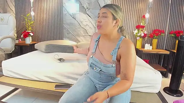 Snapshot of julietha_taylor chatting on 02/25/26, 02:32 julietha taylor online show from 02/25/26, 02:32