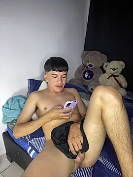 Snapshot of benji_hoter chatting on 05/08/26, 05:35 benji hoter online show from 05/08/26, 05:35