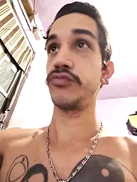Snapshot of gatobranco001 chatting on 02/28/25, 11:01 gatobranco001 online show from 02/28/25, 11:01