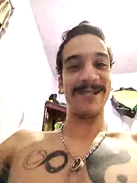 Snapshot of gatobranco001 chatting on 03/05/25, 05:07 gatobranco001 online show from 03/05/25, 05:07