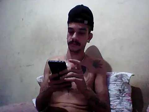 Snapshot of gatobranco001 chatting on 03/11/25, 08:42 gatobranco001 online show from 03/11/25, 08:42